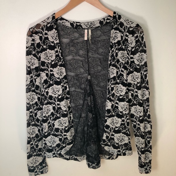 Black and white rose lace shrug - Picture 3 of 5